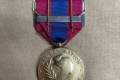 Francia Idegenlégió Médaille de la Défense Nationale (Nemzetvédelmi Érem) agrafékkal